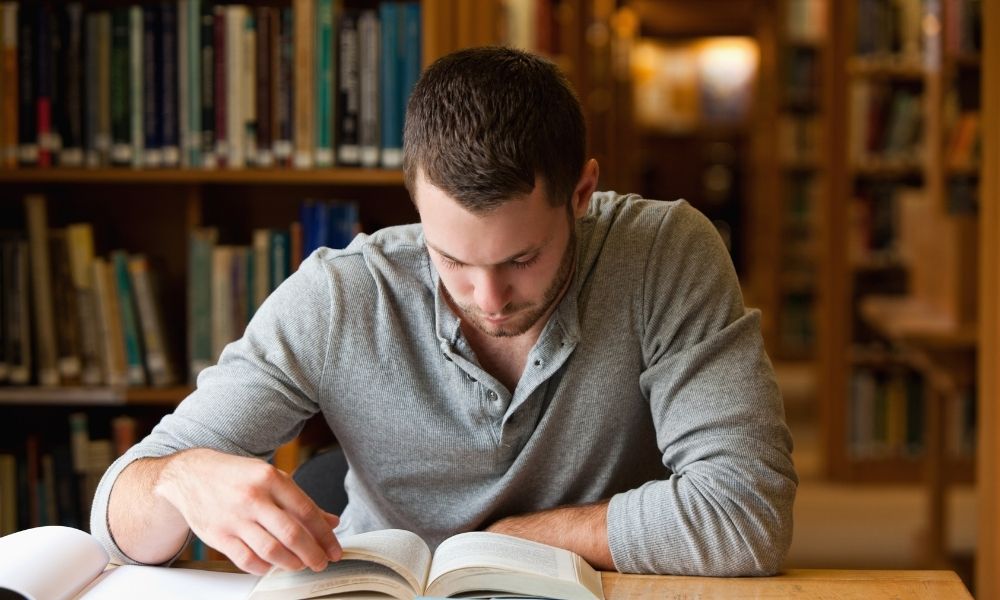 ¿Es mejor estudiar unas oposiciones en casa o en la biblioteca?