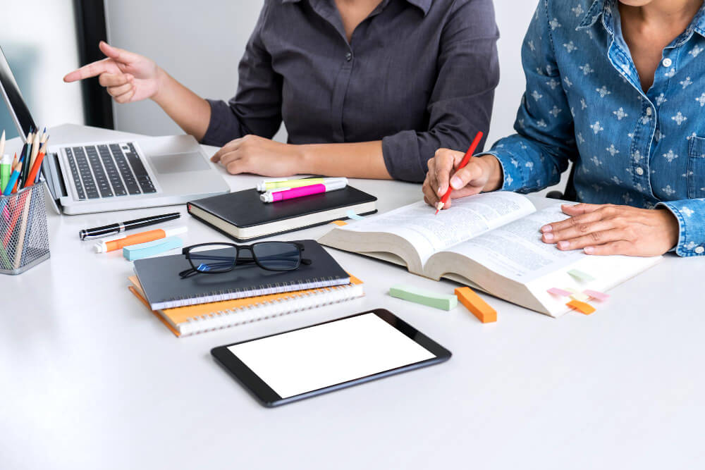 ¿Se puede trabajar y estudiar oposiciones a la vez? Consejos para organizarte